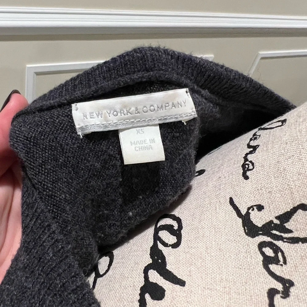 Gray V-neck sweater - Picture 4 of 4